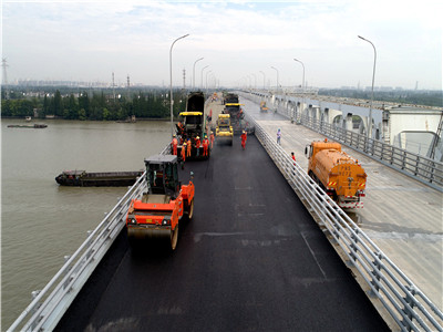 专业从事道路沥青铺设，路面沥青修复，道路修造，场地整平，管道开挖铺设的企业